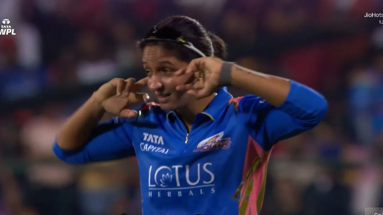 Watch: Harmanpreet Kaur mocks ‘loud’ Chinnaswamy crowd by closing her ears during RCB-W vs MI-W clash