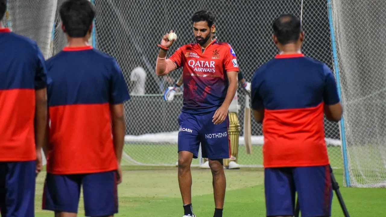Huge blow for RCB: Bhuvneshwar Kumar gets injured and RULED OUT of…..